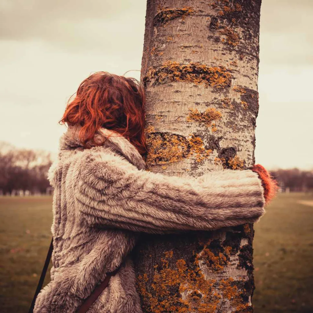 frau-umarmt-einen-baum