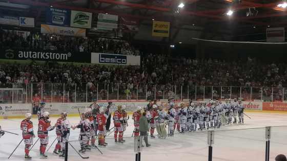 Eishockeyspieler-am-ende-eines-spiels