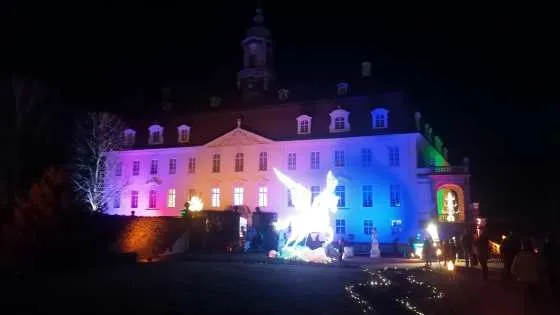 Schloss-lichtenwalde-im-dunkeln-auffällig-beleuchtet