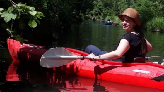 Frau-in-einem-paddelboot-auf-der-spree