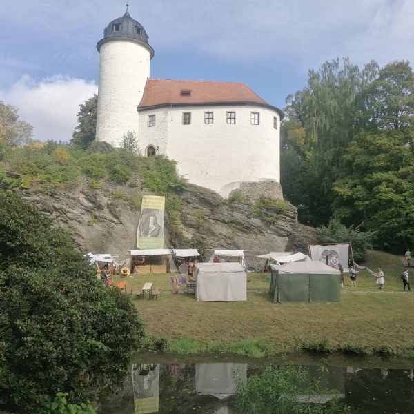 Burg-rabenstein-davor-ein-kleiner-see-und-das-mittelalterfest