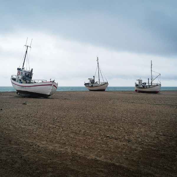 Drei-fischerbotte-am-strand